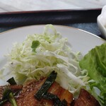 味道苑 - 付け合せのレタスと千切りキャベツ