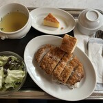 キオッチョラ・ピッツェリア - 塩で食べる豚肉の大判カツレツのランチプレート（1300円）