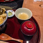 博多水炊き・鶏すき鍋 西新初喜 - のタレと赤出汁