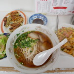 一楽天 - 料理写真:ラーメンセットにはサラダもついてまーす！