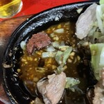 鉄板焼肉 大当り 本店 - 辛味噌を乗せる