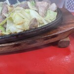 鉄板焼肉 大当り 本店 - 木棒をこの様に敷く