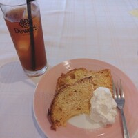 アクイラ・ウォランス - ドリンク（アイスピーチティー）と本日のドルチェ