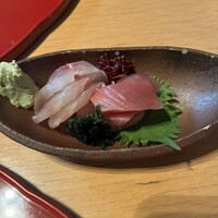 伊豆の旬 やんも 南青山店 - サイドメニューのお造り２点盛（これが1,000円ならリーズナブルかも）