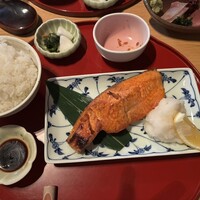 伊豆の旬 やんも 南青山店 - しゃけ塩焼きランチ（これで2,000円は割高感が・・でもお米は抜群！）