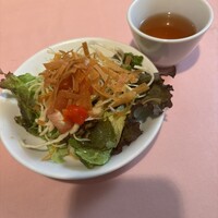 シェフス - 春巻きの皮をこれ以上ないくらい軽く、カリッカリに揚げてトッピングしてあるサラダ。ドレッシングも絡み、この歯触り良い食感を延々と丼一杯食べ続けていたいです。