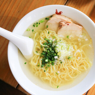 鶏がらでダシを取った必食の「鶏塩ラーメン」