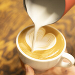 パンとエスプレッソと嵐山庭園 - カフェラテ注ぎシーン