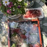 みなと市場 小松鮪専門店 - 自宅に帰って刺し身盛り合わせをパシャ！鮪刺し身盛り合わせ、本まぐろ赤身とバチまぐろ赤身の中おち！