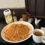キャメリ - かなりの大皿にドーンとナポリタン