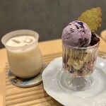 アンドテイ - ・日本茶ミルクティー(アイス)
      茶葉：国産烏龍茶
      プラントミルク：ソイミルク
      甘さ：ストレート
      ・藤の花パフェ