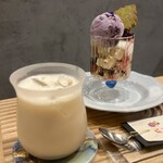 アンドテイ - ・日本茶ミルクティー(アイス)
      茶葉：国産烏龍茶
      プラントミルク：ソイミルク
      甘さ：ストレート
      ・藤の花パフェ