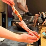 湘南沖地蟹専門店ふじ月 - 蟹をむく風景１