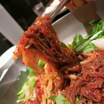 韓国旬菜ハル - こちらはそんなに冷たくない麺。甘辛いタレが絡み付きます。