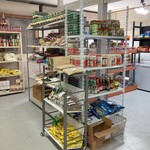 HUJRA HALAL FOOD & RESTAURANT - 店内商品棚