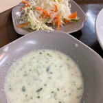 HUJRA HALAL FOOD & RESTAURANT - ライタとサラダ