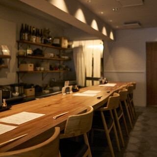 美しい天然木の温もり溢れる空間◆夜はお酒と共にゆったりと