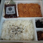 勝烈庵フーズ - 料理写真:大ヒレかつ弁当