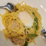 金星パスタカフェ 東京オペラシティ店 - ソースはとろみがあり、半熟卵を割ってクリーミー増し増し