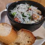 ビストロolympic - しらすと海老のアヒージョ