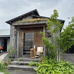 天然こうぼぱん とことこ - 新緑の中の「とことこ」さんの佇まい(о´∀`о)