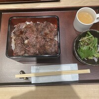 北新地はらみ別邸 - 炭火焼きモモ肉重 ¥1,300