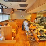 藤門 - 内観(入口からすぐのカウンター席とテーブル席と厨房)