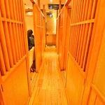 藤門 - 内観(店の奥は個室が並びます)