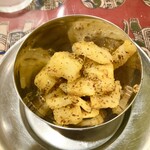 リトルスパイス - サービスのインド風沢庵（大根の漬物）