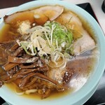 新橋ニューともちん - 胡椒と刻みニンニクを入れた状態。