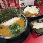王道家直系 IEKEI TOKYO - ラーメン＋ライス＋金麦についてきたおつまみ