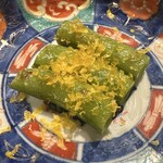 薪鳥新神戸 - 薪焼きスナップエンドウ　キンカン(提灯)のカラスミ