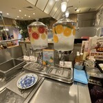 チーズ＆ドリア．スイーツ - デトックスウォーター。