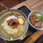 カルビ丼とスン豆腐専門店 韓丼 - 料理写真:韓国冷麺（税込880円）＋セット肉丼（税210込円）