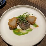 アコルドゥ - しっとりとした鰆
      新玉葱のベニエとエッセンス