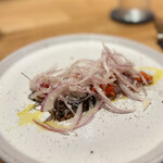 tens. - 隠れて見えませんが(^^)、軽くマリネした鯖の〆具合、炙った香ばしさ、鯖自体の旨さ、どれも素晴らしい♪
      赤玉ねぎとの相性の良さは言わずもがな。
      シンプルながら、見事な前菜ですね！