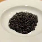 tens. - これは美味しいリゾット♪
      見た目には分かりませんが、イタリアンパセリのアクセントが、いい仕事しています。
      イカ墨って、独特の旨味にハマります(^^)