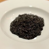 tens. - これは美味しいリゾット♪
                      見た目には分かりませんが、イタリアンパセリのアクセントが、いい仕事しています。
                      イカ墨って、独特の旨味にハマります(^^)