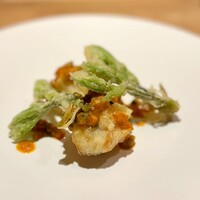 tens. - やや淡白なので、ショウサイフグかな。
                    モホソースで軽いテイスト。
                    天ぷらとフリットの違いはあれど、コシアブラを２日連続でいただけるとは、幸せです♪