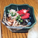 すみ家 - お通しはもずく酢。桜えび、タコ、ほや？