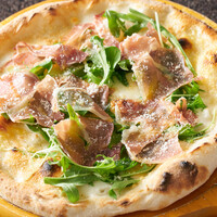 薄切り生ハムと ルッコラのピッツァ