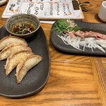 北海道厚岸 - かすべのレバ刺しと鹿肉の揚げ餃子