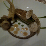 ラ・ベ - 雛鳥とフォワグラカナール　きのこのジュレ　腿肉のコンフィ　酸味のきいた葡萄の葉