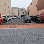 食べる水族館 魚ぎ - 店舗前駐車場