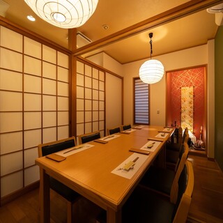 白木を基調にした柔らかなお部屋
                                          ※2部屋使用して最大10名様迄対応可能
                                          