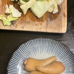 もつ焼き てしまや - お通しのキャベツと
○らっきょう(350円)〜よく浸かってました
