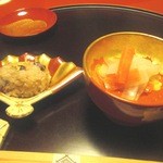 結婚記念日ということでお店からお祝いの膳が準備されていた