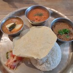 マロロガ バワン - カレーは右からマトン､バターチキン｡1番左はサンバル