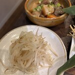 炭火焼肉 にく式 - ナムル・牛煮込み