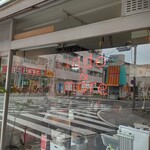 マロロガ バワン - ネオンサインに「indo & more」と記されている。志が伺える｡